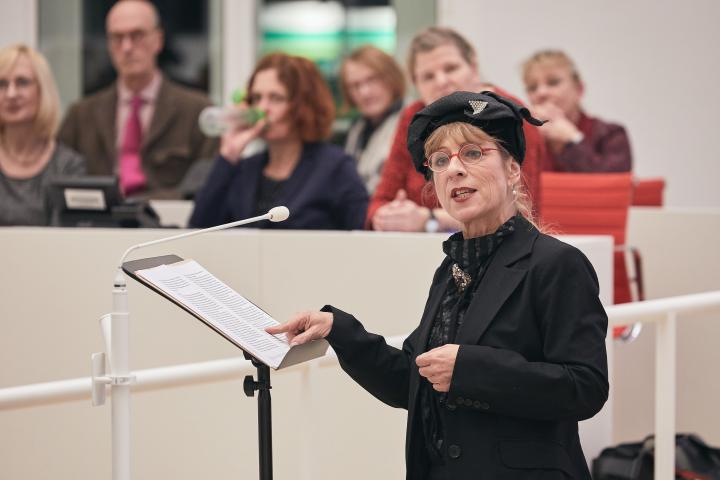 Szenische Lesung des Theater ‘89 – „Die Kämpfe um das Frauenstimmrecht im Deutschen Reichstag“ mit Tex-ten von Prof. Sabine Hering