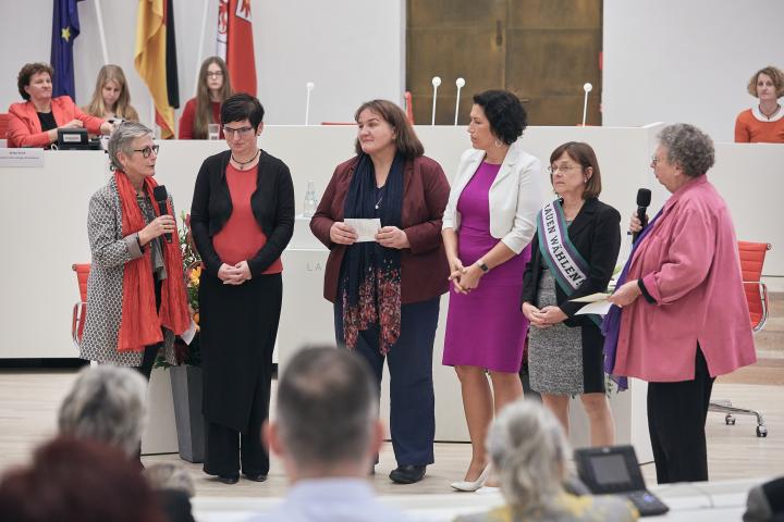 Gespräch mit den frauenpolitischen Sprecherinnen der Fraktionen und dem Frauenpoltischen Rat, v. l. n. r.: Ina Muhß (SPD-Fraktion), Diana Bader (Fraktion DIE LINKE), Susanne Feldkötter (Frauenpolitischer Rat), Kristy Augustin (CDU-Fraktion), Ursula Nonnemacher (Fraktion BÜNDNIS 90/DIE GRÜNEN) und Moderatorin Sabine Rheinhold