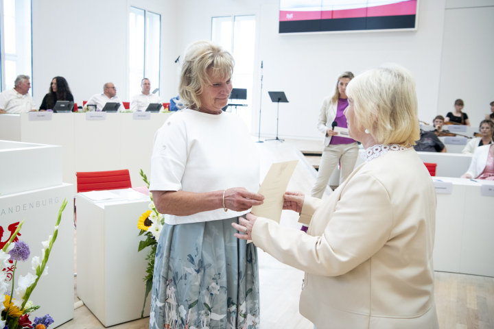 Landtagspräsidentin Prof. Dr. Ulrike Liedtke überreicht Urkunde zur Landtagsmedaille an Beate Kerkhofer