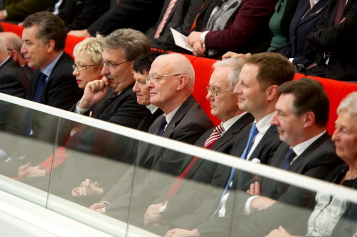 Impression der Feierstunde mit Blick in die Reihen der Gäste auf der Besuchertribüne im Plenarsaal.