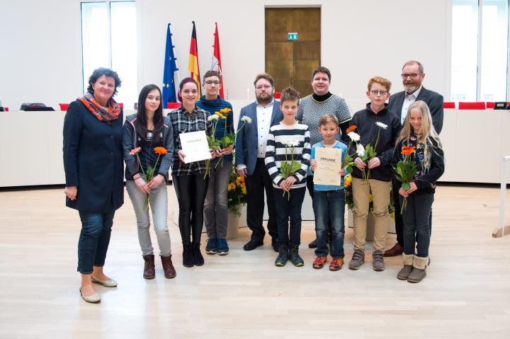 Die Preisträgerinnen und Preisträger des Sonderpreises der Landespressekonferenz von der Schülerzeitung Bertas Blog vom Friedrich-Ludwig-Jahn-Gymnasium Forst (Lausitz) und von der Schülerzeitung der Grundschule Rangsdorf