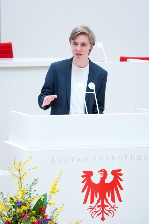 Auszeichnung des Sonderpreises der Jugendpresse durch Benix Lippe vom Jugendpresseverband Brandenburg e. V.