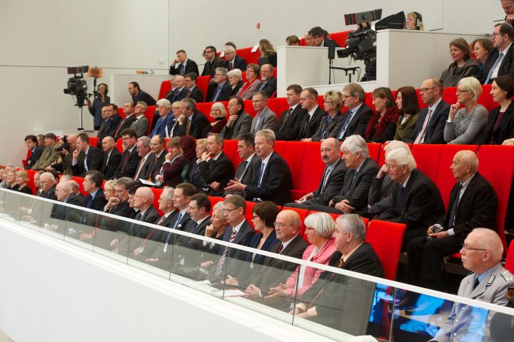 Impression der Feierstunde mit Blick in die Reihen der Gäste auf der Besuchertribüne im Plenarsaal.