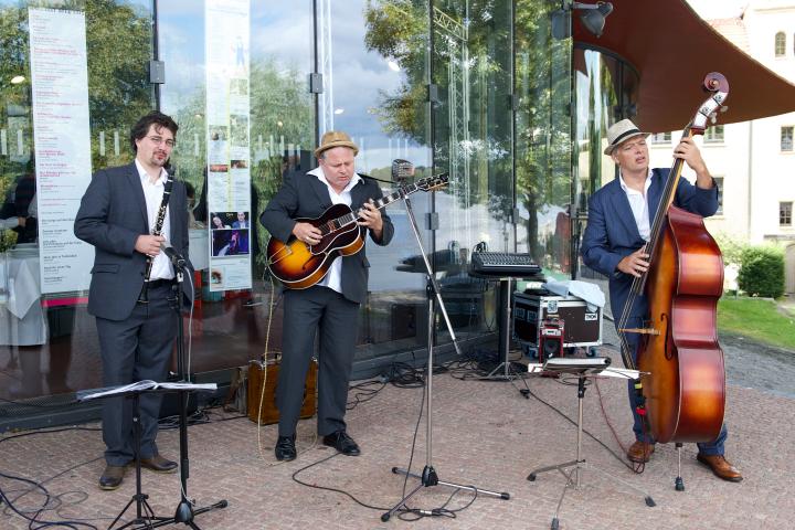 Die Band Mückenheimer Trio umrahmte das Sommerfest musikalisch.
