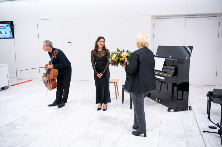 Landtagspräsidentin Prof. Dr. Liedtke bei der Blumenüberreichung.