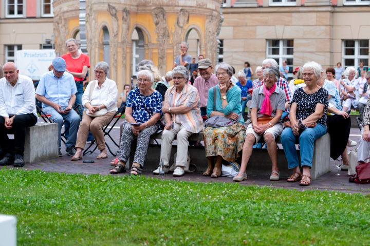 Impression der fünften Veranstaltung „Kunst zur Zeit“ im Innenhof des Landtages