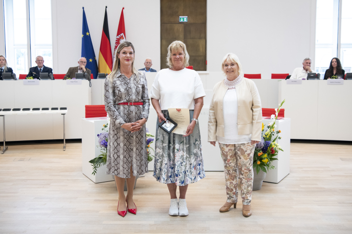 V.l.n.r. Abgeordnete Martina Maxi Schmidt, Trägerin der Landtagsmedaille Beate Kerkhofer und Landtagspräsidentin Prof. Dr. Ulrike Liedtke