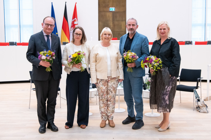 Gruppenfoto der Podiumsteilnehmerinnen und Podiumsteilnehmer, V. l. n. r.: Direktor u. Chef-Ökonom des Potsdam-Institut für Klimafolgenforschung Prof. Dr. Ottmar Edenhofer, Leiterin des Lehrbereichs Politische Soziologie und Sozialpolitik am Institut für Sozialwissenschaften der Humboldt-Universität zu Berlin Prof. Dr. Hanna Schwander, Landtagspräsidentin Prof. Dr. Ulrike Liedtke, Geschäftsführender Präsident von Europa Nostra Prof. Dr. Hermann Parzinger und die Leiterin der Vertretung der Europäischen Union in Deutschland Barbara Gessler.