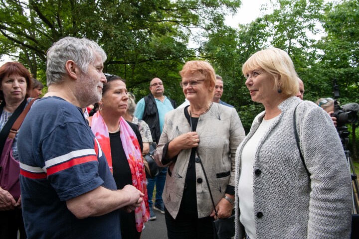 Landtagspräsidentin Prof. Dr. Ulrike Liedtke und Aufarbeitungsbeauftragte Dr. Maria Nooke im Gespräch mit zwei Zeitzeugen zum 62. Jahrestag des Mauerbaus am Teltowkanal