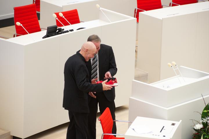 Landtagspräsident Gunter Fritsch überreicht verbunden mit guten Wünschen für alle zukünftigen Projekte ein symbolisches Dankeschön an Landtagsarchitekt Prof. Dr. Peter Kulka.