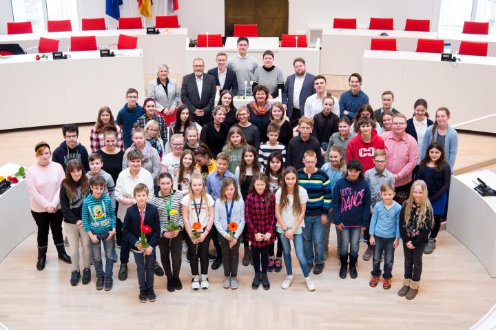 Gruppenfoto der Preisträgerinnen und Preisträger des Schülerzeitungswettbewerbes 2018/2019 im Landtag