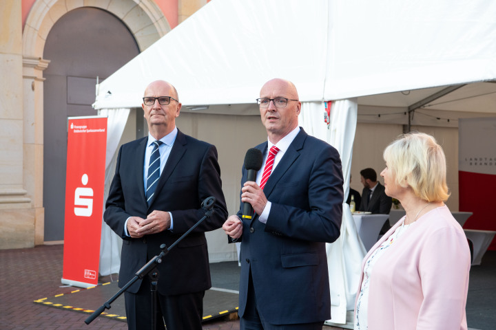 Begrüßung des geschäftsführenden Präsidenten des Ostdeutschen Sparkassenverbandes Ludger Westkamp (m.) zum parlamentarischen Abend