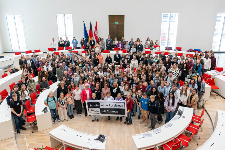 Gruppenfoto aller Teilnehmerinnen und Teilnehmer des Landestreffens der „Schulen ohne Rassismus – Schulen mit Courage“ 2026