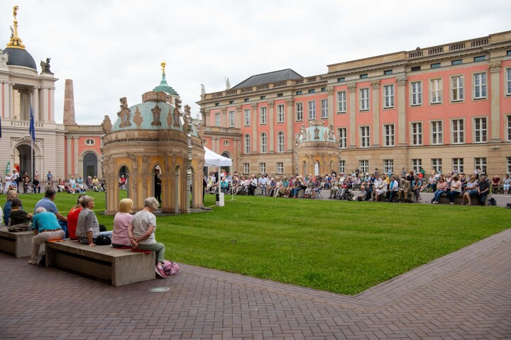 Blick in den Innenhof während der fünften Veranstaltung „Kunst zur Zeit“ im Innenhof des Landtages