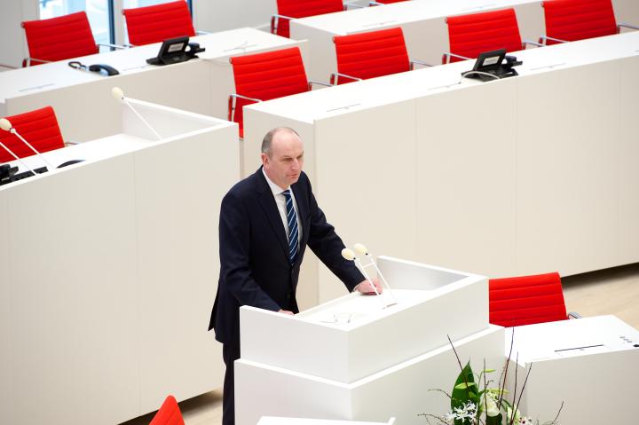 Ministerpräsident Dr. Dietmar Woidke spricht während der parlamentarischen Feierstunde zur Einweihung des neuen Landtagsgebäudes.