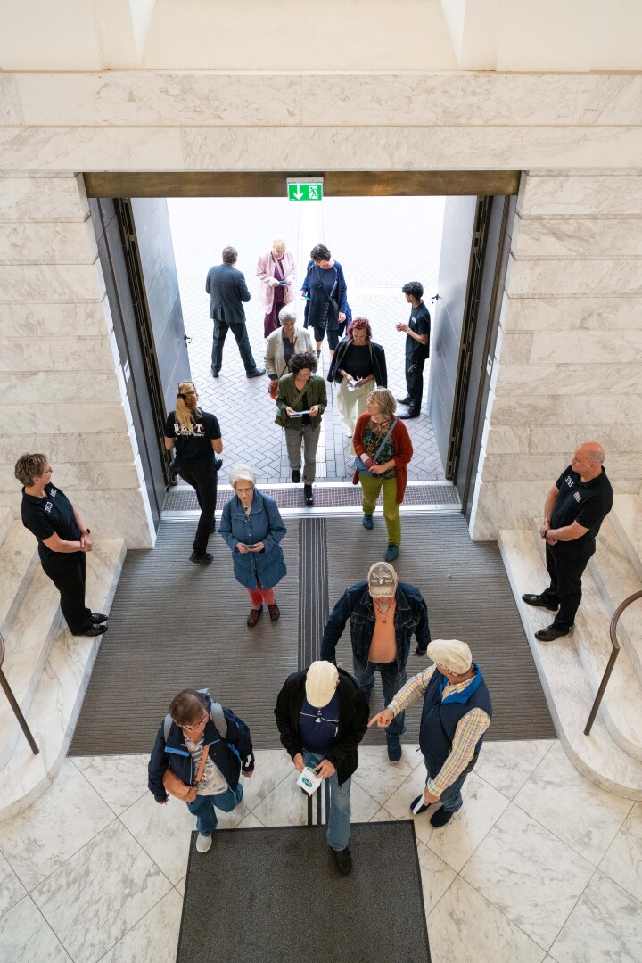Einlass ins Landtagsgebäude zur Langen Nacht des Parlaments.