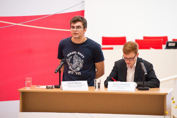 Finaldebatte in der Altersgruppe II: Henrik Weiser (l.) und Julius Niewisch (r.) 