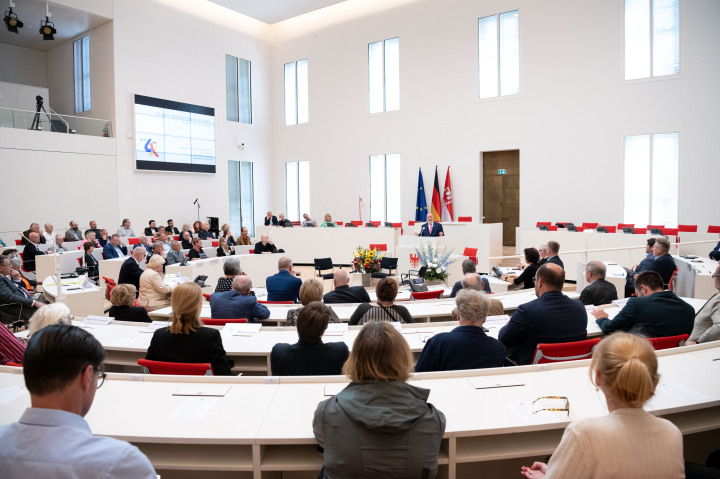 Blick in den Plenarsaal während der Rede des Botschafters des Staates Israel S. E. Ron Prosor