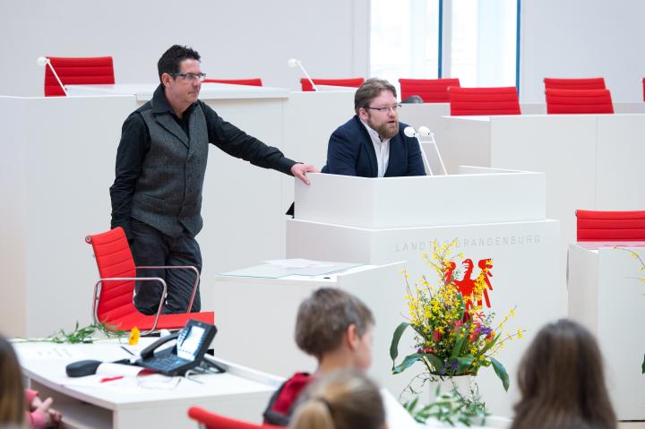 Auszeichnung des Sonderpreises der Landespressekonferenz durch den Vorsitzenden der Landespressekonferenz Benjamin Lassiwe