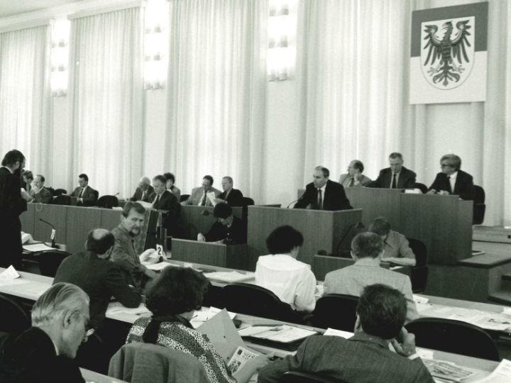 Lesung der Verfassung im Landtag (am Redepult: Alwin Ziel, MdL und Landesinnenminister)