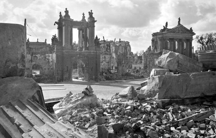 Ansicht des zerstörten Fortunaportals, Fotografie von Max Baur (1898–1988), nach 1945 