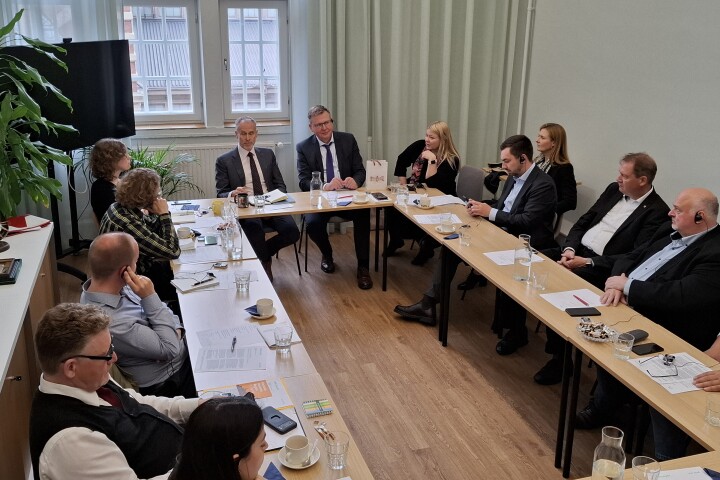 Gespräch mit dem Geschäftsführer der Martti Ahtisaari Peace Foundation und weiteren Beschäftigten der Stiftung