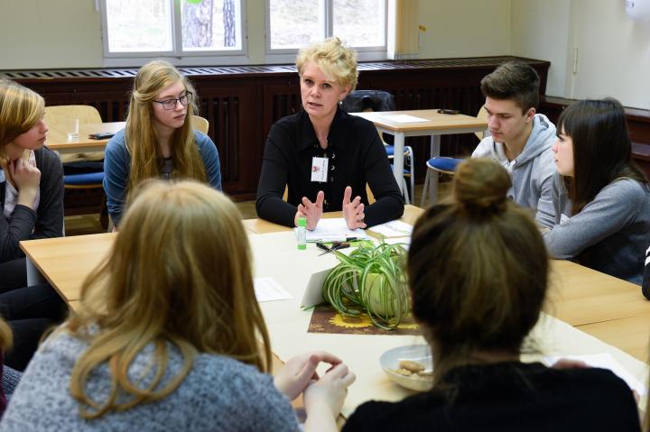 Dr. Saskia Ludwig (CDU-Fraktion) im Gespräch mit Schülerinnen und Schülern zum Thema „Sollen in der Grundschule Fächer zusammengelegt und die Lernmethode „Schreiben nach Gehör“ weiter praktiziert werden?“