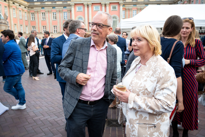 Impression des Parlamentarischen Sommerabends im Innenhof des Landtages.