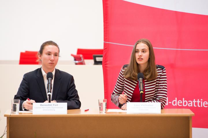 Finaldebatte in der Altersgruppe II: Benedikt Feit (l.) und Lina Vielhaber (r.) 