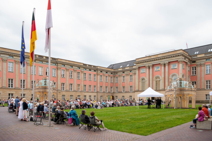 Blick in den Innenhof während der fünften Veranstaltung „Kunst zur Zeit“ im Innenhof des Landtages