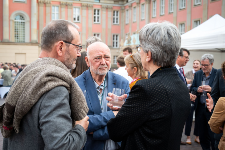 Impression des Parlamentarischen Sommerabends im Innenhof des Landtages.