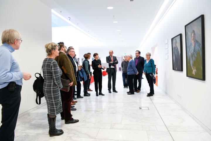 Führung durch die Ausstellung durch die Leiterin des Kunstarchivs Beeskow Florentine Nadolni