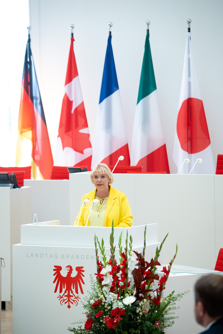 Landtagspräsidentin Prof. Dr. Ulrike Liedtke begrüßt die Gäste im Plenarsaal des Landtages.