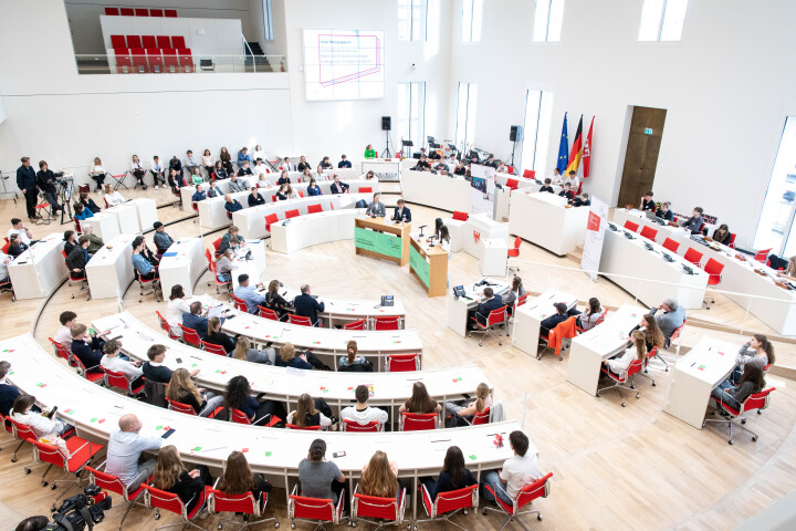 Blick in den Plenarsaal während der Finaleveranstaltung zu „Jugend debattiert“