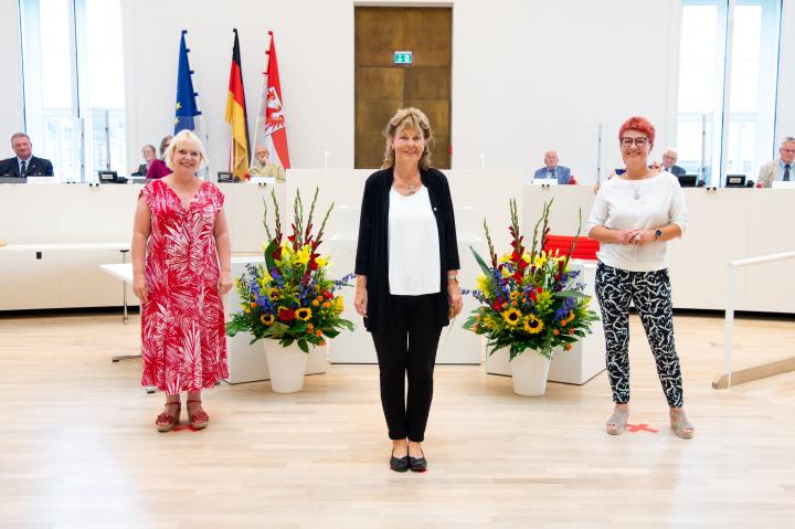 Medaillenempfängerin Sylvia Klingbeil auf Vorschlag der Fraktion BÜNDNIS 90/DIE GRÜNEN, v. l. n. r.: Landtagspräsidentin Prof. Dr. Ulrike Liedtke, Syliva Klingbeil und MdL Karla Kniestedt