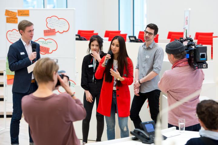 Impression der Präsentationen der Ergebnisse aus den Workshops im Plenarsaal