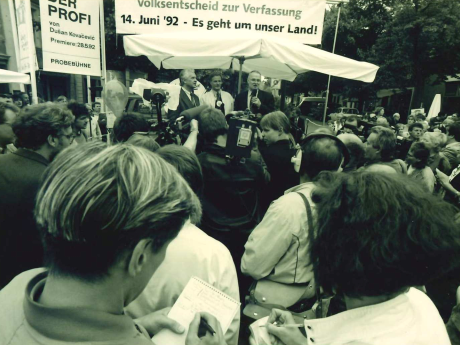 Veranstaltung zum Volksentscheid in Potsdam am 2. Juni 1992 (Landtagspräsident Dr. Herbert Knoblich, r., und Ministerpräsident Manfred Stolpe, l., auf der Bühne)