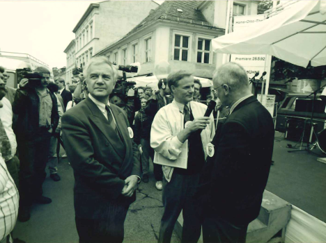 Veranstaltung zum Volksentscheid in Potsdam am 2. Juni 1992 (Landtagspräsident Dr. Herbert Knoblich, r., und Ministerpräsident Manfred Stolpe, l., im Interview)