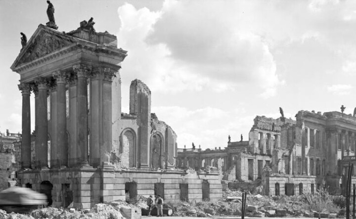 Zerstörter Westflügel des Potsdamer Stadtschlosses, Fotografie von Max Baur (1898–1988), nach 1945