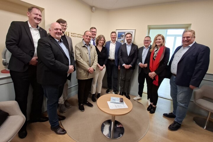 Gruppenfoto der Delegation mit Beschäftigten der Martti Ahtisaari Peace Foundation