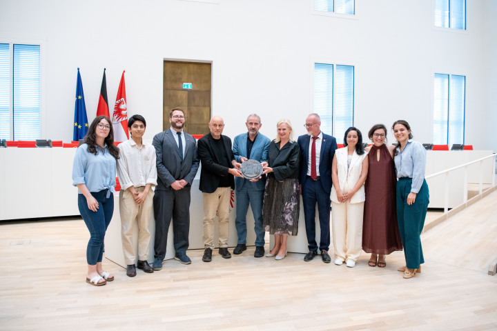 Feierliche Überreichung einer Plakete aus Bronze an die Preisträgerinnen und Preisträger European Heritage Volunteers durch Prof. Dr. Hermann Parzinger (5. v. l.), Barbara Gessler (6. v. l.) und Dr. Uwe Koch (4. v. r.).