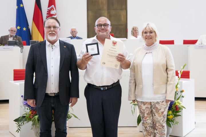 V.l.n.r. Abgeordneter Roman Kuffert, Träger der Landtagsmedaille Mario Köppen und Landtagspräsidentin Prof. Dr. Ulrike Liedtke