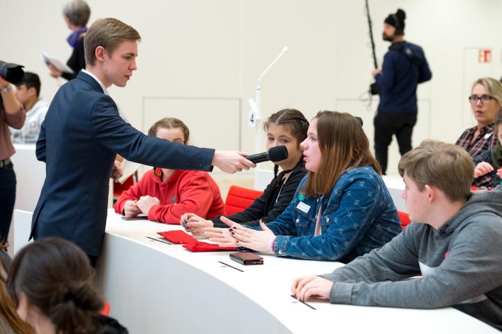 Impression der Präsentationen der Ergebnisse aus den Workshops im Plenarsaal