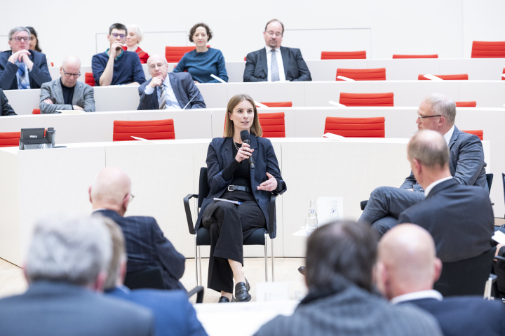 Dr. Annalena Mayr (Viadrina Universität Frankfurt/Oder) während der Podiumsdiskussion