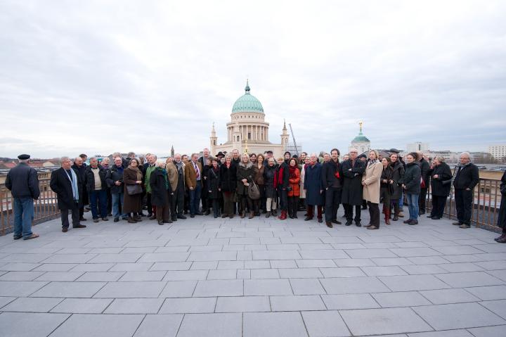 Gruppenfoto auf der Dachterrasse des neuen Landtages.