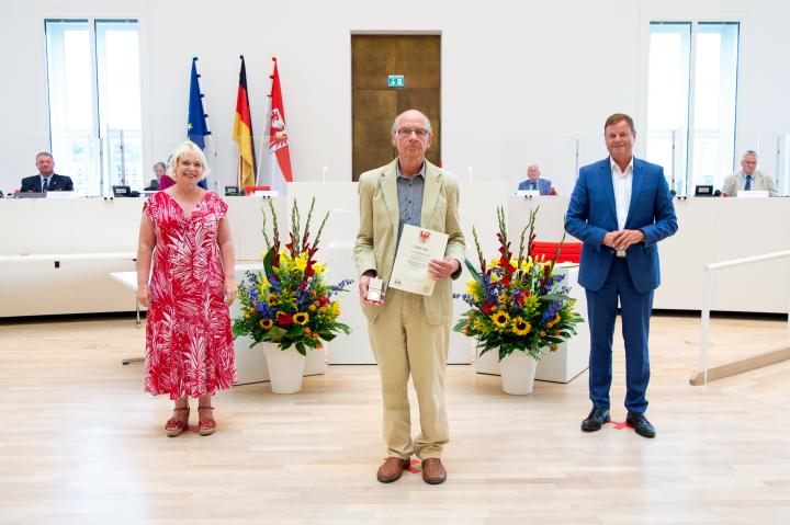 Medaillenempfänger Wolfgang Hundt auf Vorschlag der Fraktion DIE LINKE, v. l. n. r.: Landtagspräsidentin Prof. Dr. Ulrike Liedtke, Wolfgang Hundt und MdL Christian Görke