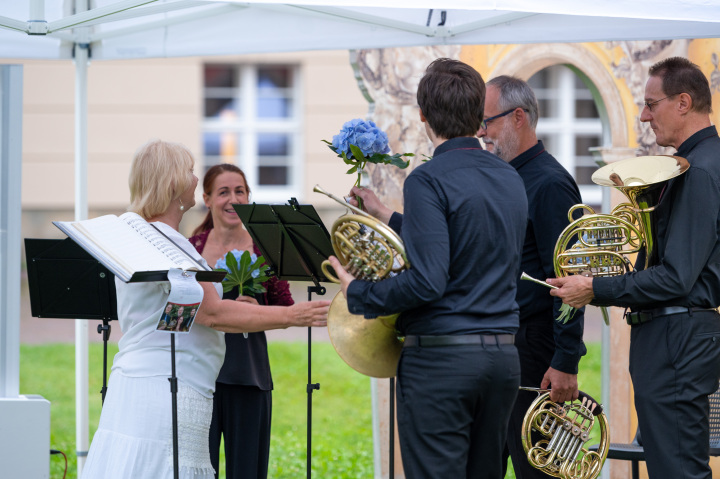 Landtagspräsidentin Prof. Dr. Ulrike Liedtke bedankt sich beim Hornquartett des Brandenburgischen Staatsorchesters Frankfurt für die musikalische Darbietung. 