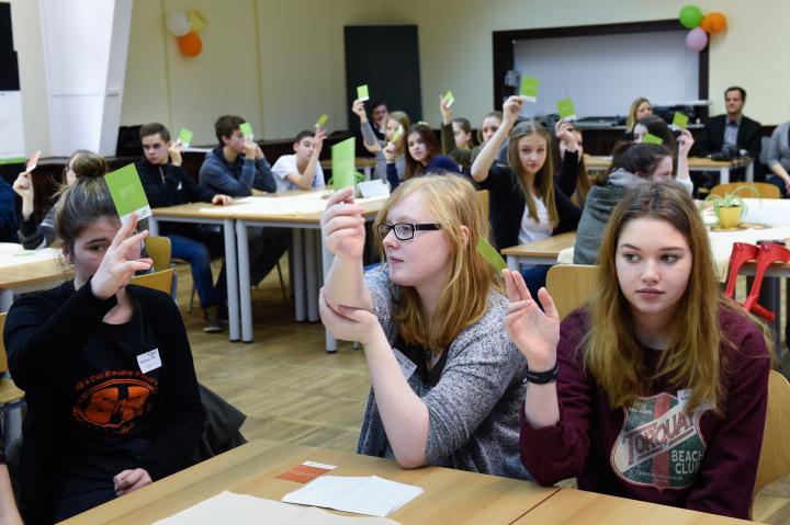 Schülerinnen und Schüler bei einer der Abstimmungen am Ende der Veranstaltung