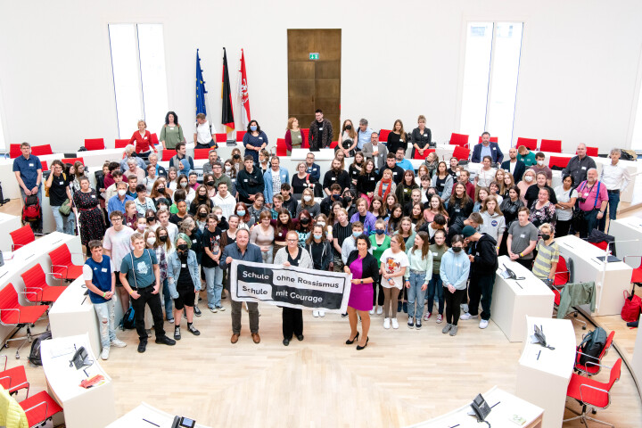 Gruppenfoto aller Teilnehmerinnen und Teilnehmer des Landestreffens der „Schulen ohne Rassismus – Schulen mit Courage“ 2022
