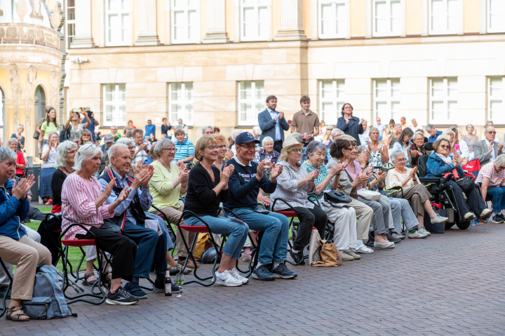Impression der Auftaktveranstaltung „Kunst zur Zeit 2025“ im Innenhof des Landtages